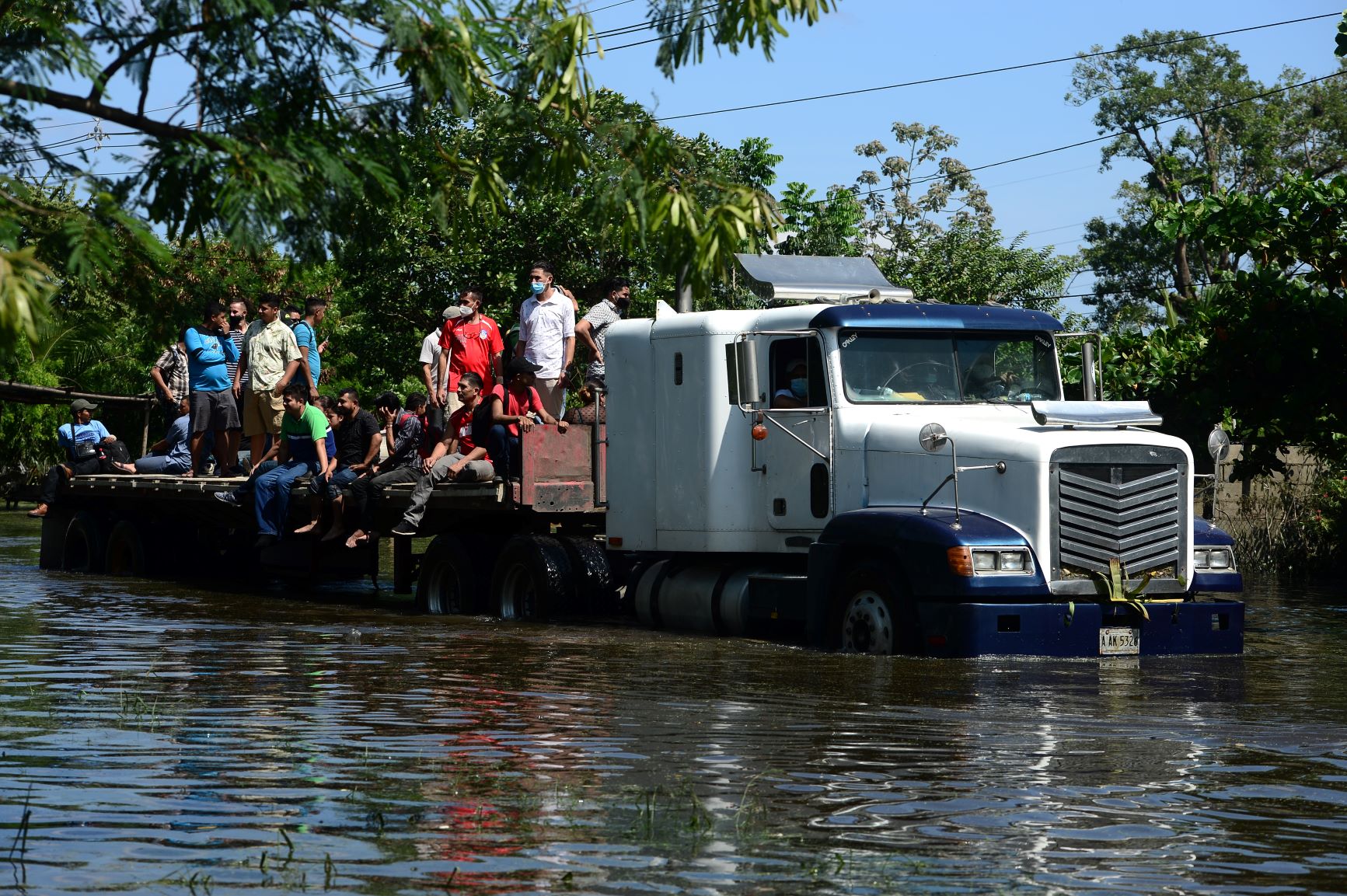 Resgate dos moradores em Honduras após passagem do Eta, que deixou 300 mil desabrigados na América Central: com este furacão, Atlântico Norte alcançou a marca recorde de 29 furacões no ano (Foto: Orlando Sierra/AFP)