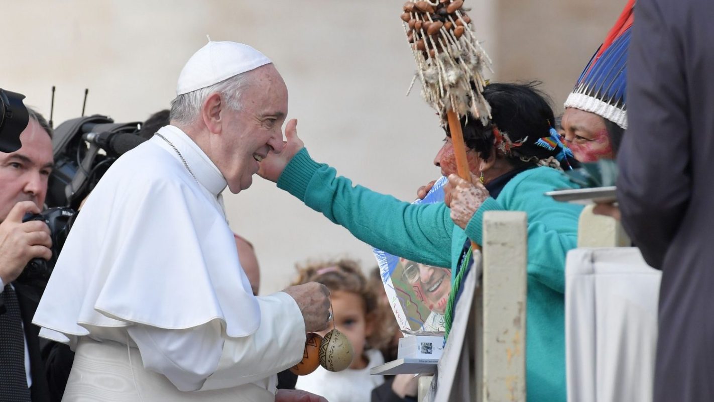 Vovó Bernaldina em encontro com o Papa Francisco: carta em nome do povo Macuxi relatando ameaças às Terras Indígenas Yanomâmi e Raposa Serra do Sol (Foto: Vatican News)