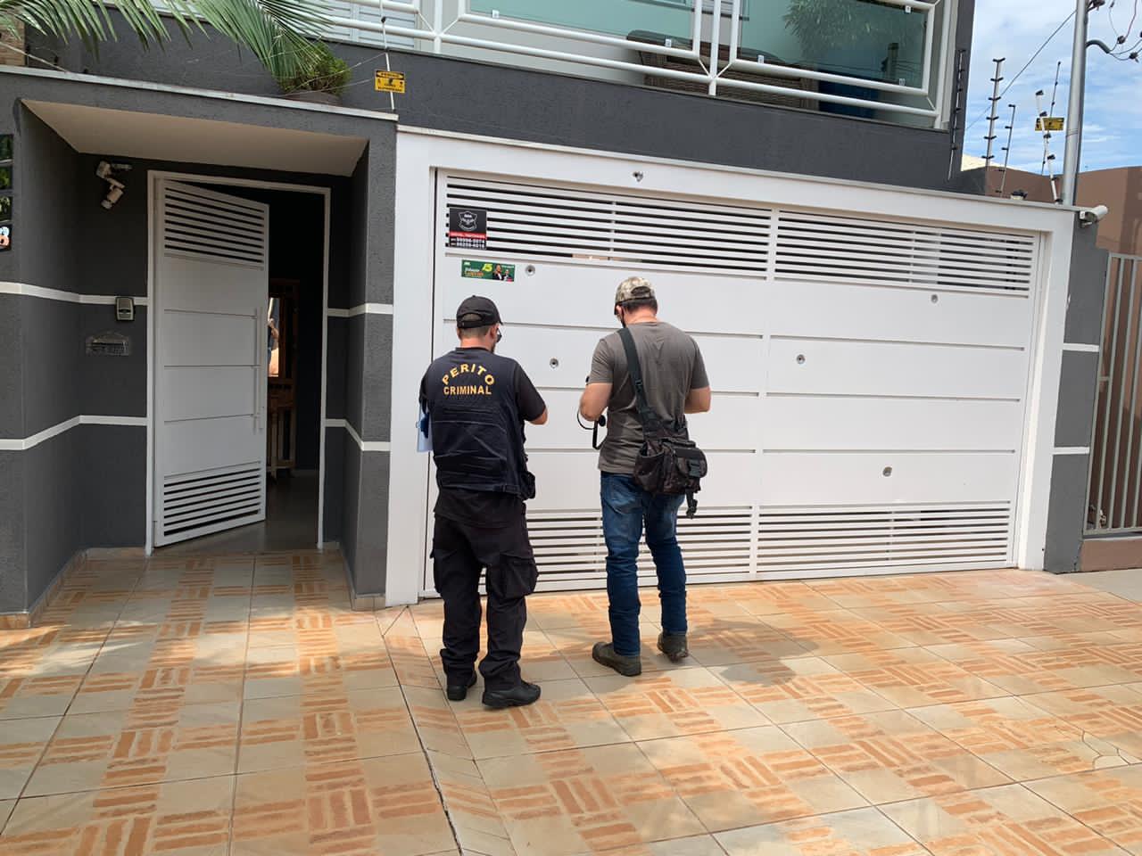 Peritos analisam tiros no portão da residência de Fabiana Galvão (MDB), candidata à prefeitura de Ribas do Rio Pardo (MT): atentado na porta de casa (Foto: Divulgação)