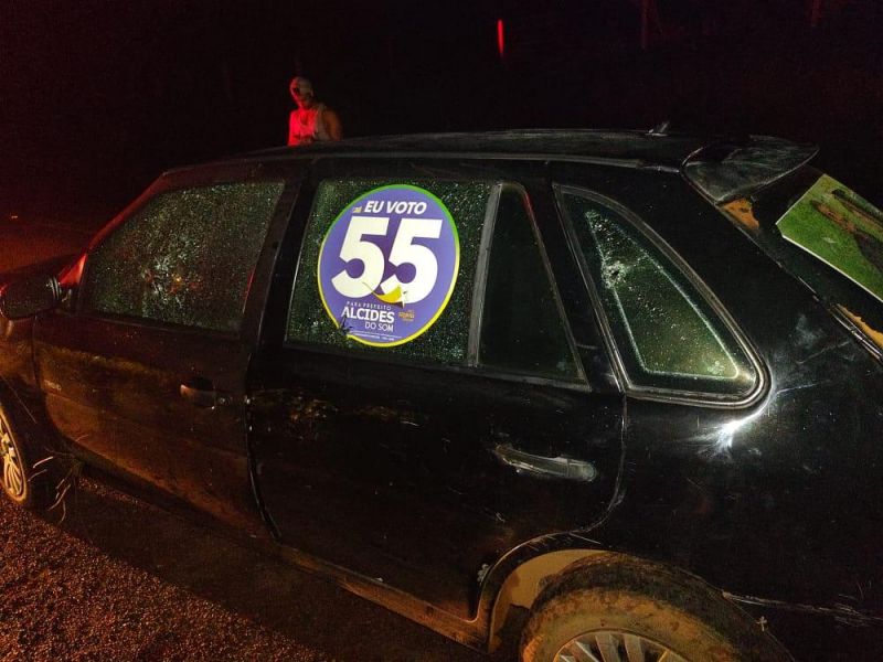 O carro de Alcides do Som (PSD), prefeito candidato à reeleição em Castanheiras (RO), alvejado por tiros: denúncias contra corrupção com envolvimento de vereadores (Foto: Divulgação)