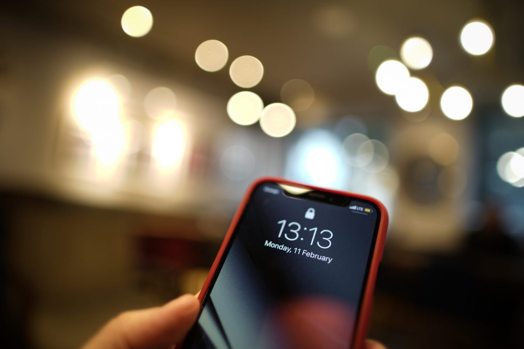 Celular com tela de LED: potencial do cádmio de ser um dispositivo emissor de luz deu visibilidade internacional à pesquisa da UFG (Foto: Jaap Arriens/NurPhoto/AFP)