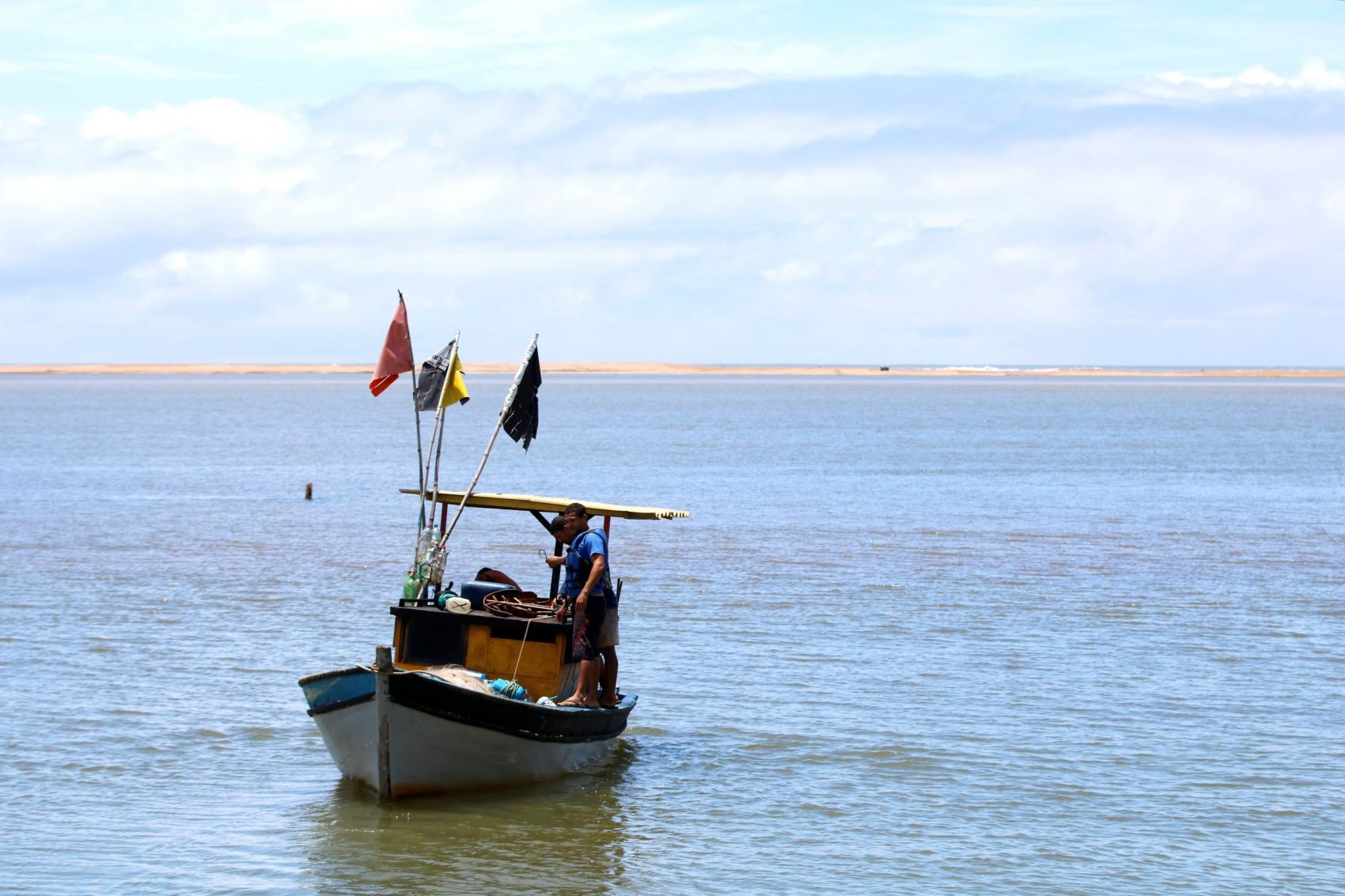 Barco de pesca na foz do Rio Doce: análise de micro-organismos indica que pescado também pode estar contaminado por metais pesados (Tânia Rego/Agência Brasil)