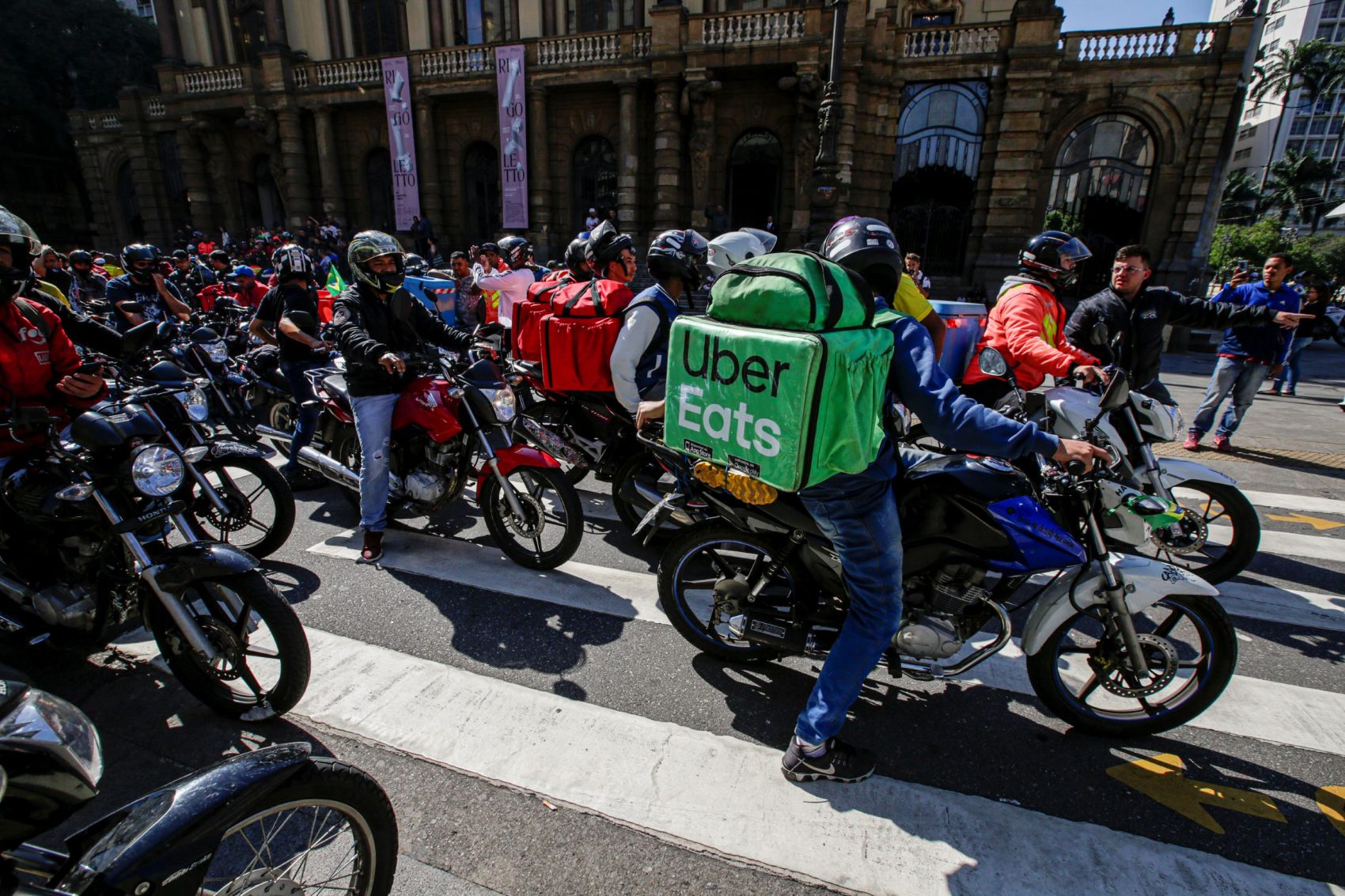 Protesto de entregadores por aplicativo em São Paulo: trabalho informal cresce no Brasil e em todo o mundo (Foto: Suamy Beydoun/AGIF/AFP)