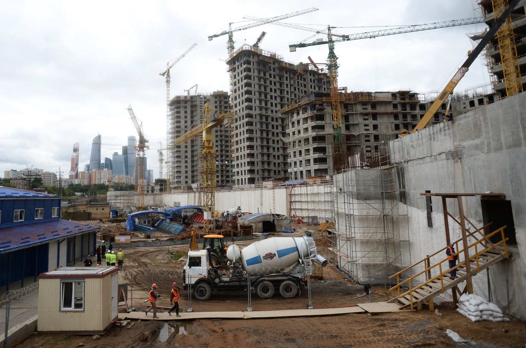 Construção de prédio em Moscou: num mundo cada vez mais urbano, a produção de cimento responde por 9% das emissões de CO2 (Foto: Maksim Blinov/Sputnik/AFP)