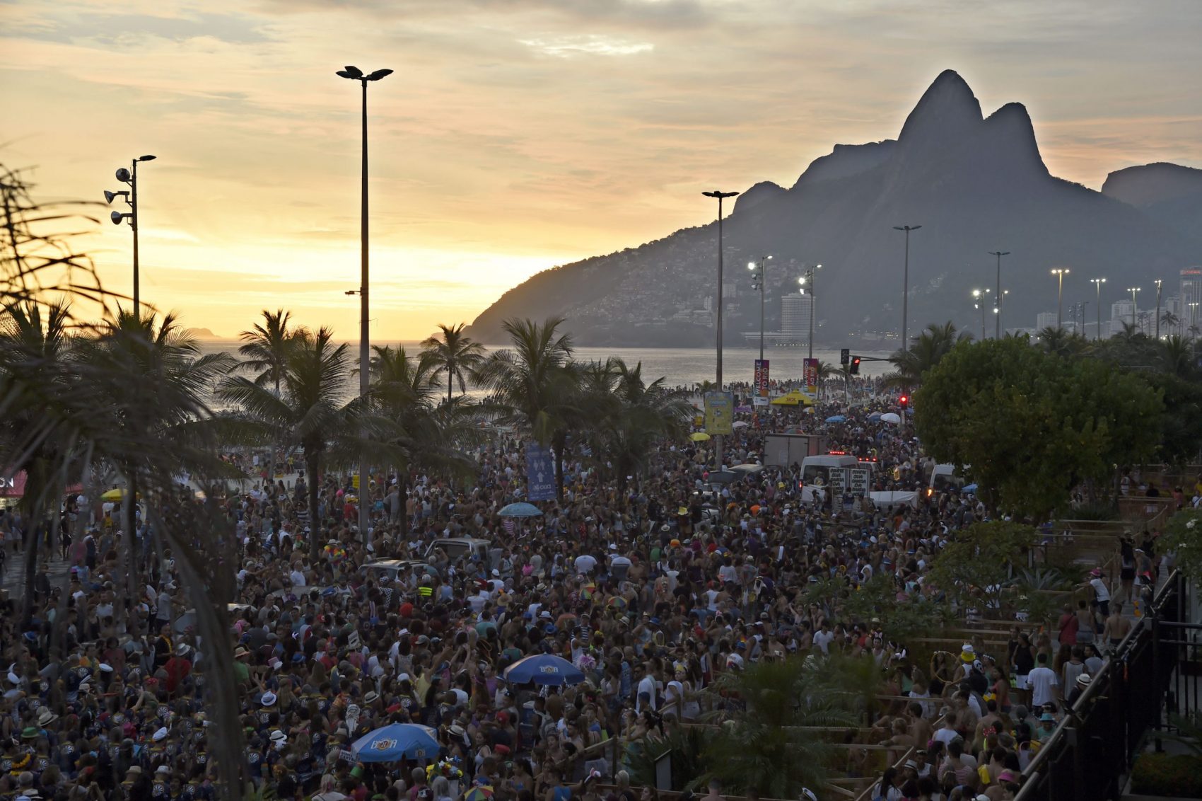 Carnaval da Banda de Ipanema em 2017: tradição de 56 anos de desfiles ao pôr do sol sob ameaça (Foto: João Paulo Engelbrecht/AFP)