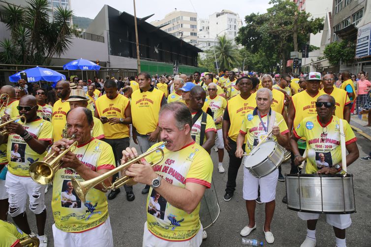 Concentração para o 55º desfile da Banda de Ipanema em 2019: bloco nascido durante a ditadura cultiva irreverência e diversidade (Fernando Ferraz/Agência Brasil)