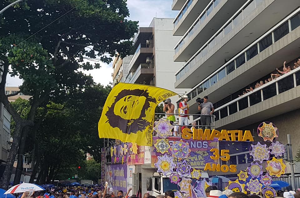 Bandeira com a imagem de Marielle Franco, vereadora carioca assassinada por milicianos, no alto do caminhão do Simpatia: crítica política e juras de amor ao Rio (Foto: Oscar Valporto)