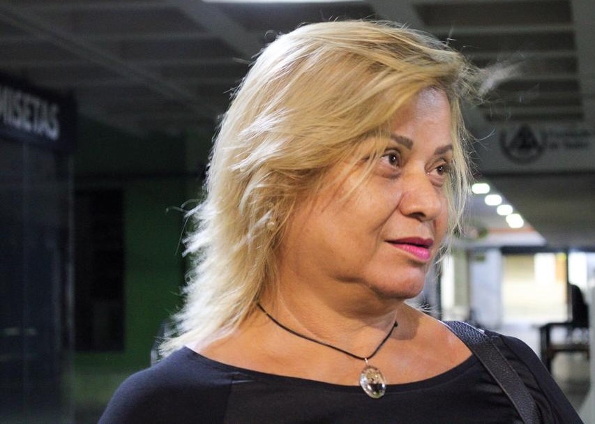 Dina Oliveira, poeta e jornalista de Ceilândia, diz que sua periferia é aquela “de pessoas que acordam cedo para trabalhar, de pessoas que estão cheias de problemas mas que param para te cumprimentar” (Foto: Beatriz Marques)