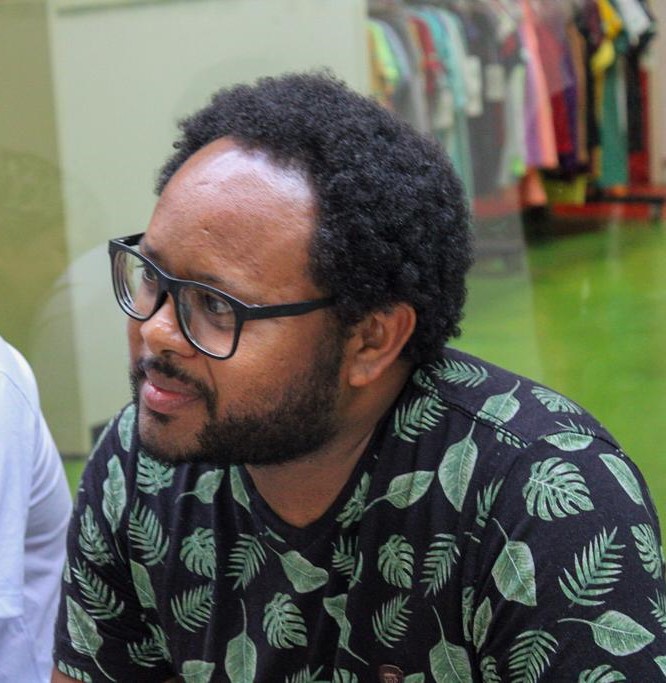 Lenílson da Costa Silva, poeta e tradutor de libras de Samambaia: "u sou preto, moro em favela. O imaginário social não espera que uma pessoa negra seja escritora" (Foto: Beatriz Marques)