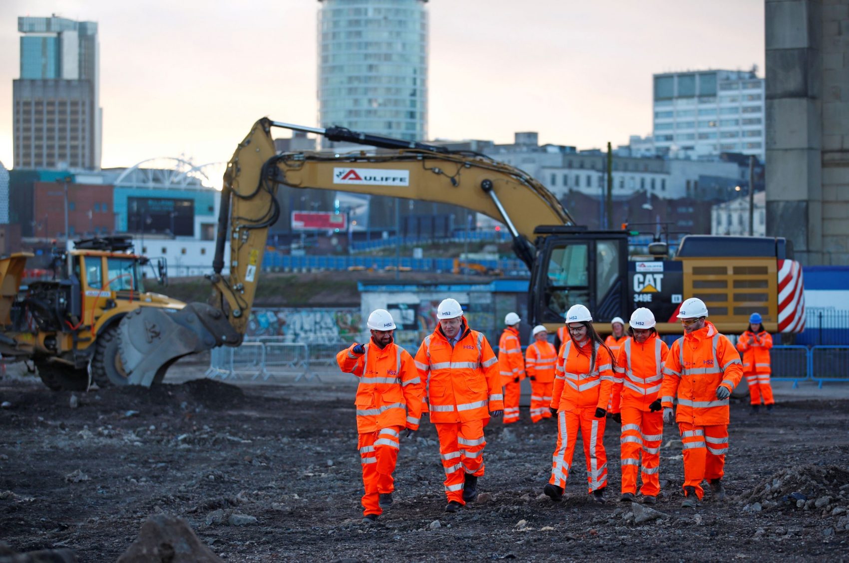 O primeiro-ministro birtânico, Boris Johnson, em visita ao local de obra do novo sistema de trem de alta velocidade em Birmingham: sinal verde para construção apesar de alto custo e impacto ambiental (Foto: Eddie Keogh/AFP)