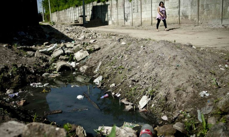 Esgoto a céu aberto na periferia do Distrito Federal: 46% do esgoto não é tratado no Brasil (Foto: Marcelo Camargo/Agência Brasil)