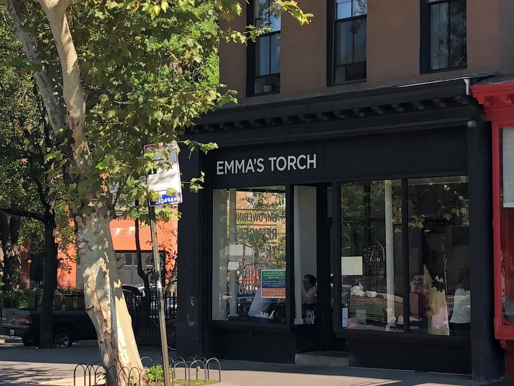 Restaurante Emma's Torch no Brooklyn, em Nova York: cardápio muda a cada estação e inclui pratos dos alunos formados: última turma tinha cozinheiros de países como Burkina Faso, Tibete, Guatemala (Foto: Divulgação)