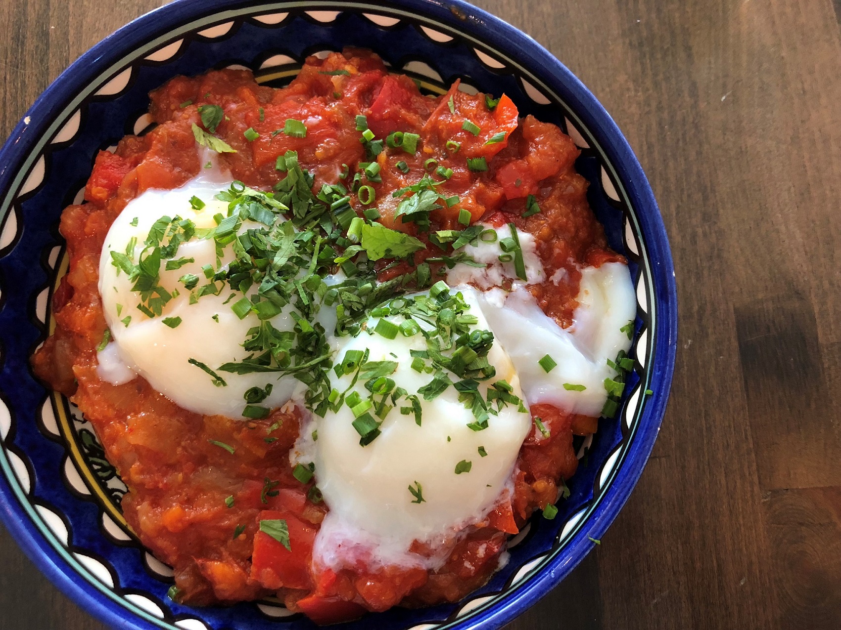 Shakshuka, prato de ovos poché com molho de tomate originalmente do Oriente Médio: sucesso servido no brunch (Foto: Divulgação)