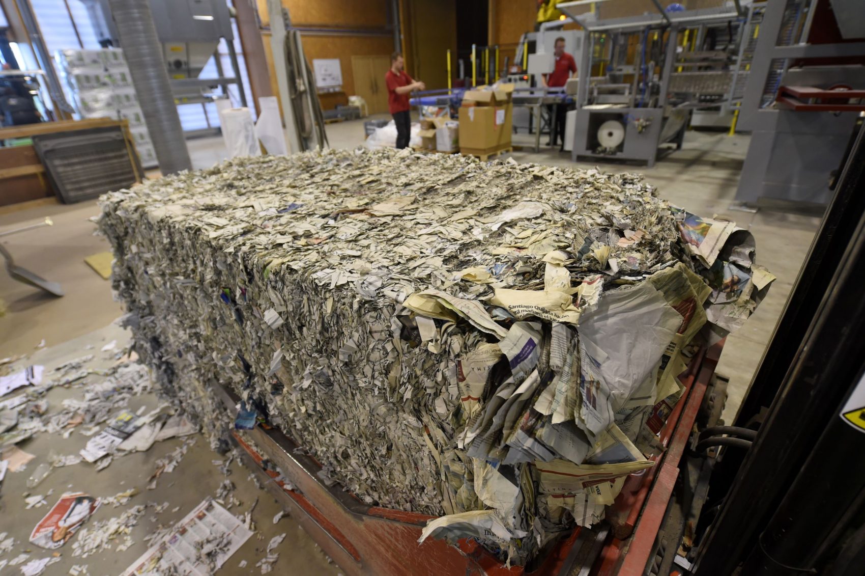 Jornais e papéis velhos em fábrica francesa que usa pasta de celulose para produzir isolamento térmico: relatório indica que, para reduzir as emissões, as economias têm de se tornar circulares (Foto: Gaizca Iroz)/AFP)