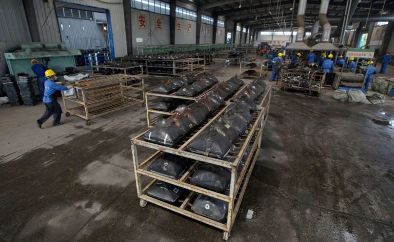 Trabalhadores desmontam aparelhos de TV no Centro Industrial de Economia Circular na China: apenas 8,4% dos materiais que consumimos é reaproveitado (Foto: Zhou Sihan/Imaginechina/AFP)