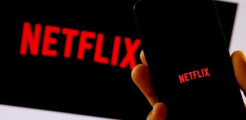 Netflix no computador e no smartphone: o consumo de energia global da plataforma aumentou em 84% em 2019 (Foto: Omer Evren Atalay/Anadolu Agency/AFP)