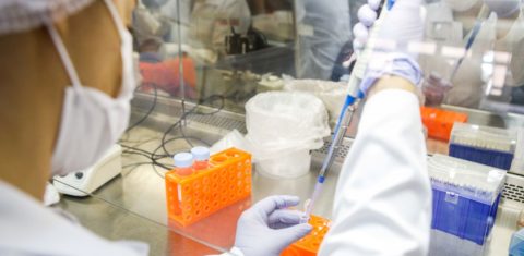 Laboratório de testes para covid-19 em Minas Gerais: pesquisa da UFU indica que testagem insuficiente favorece sub-notificação de casos e mortes (Foto: Pedro Gontijo/Imprensa MG)