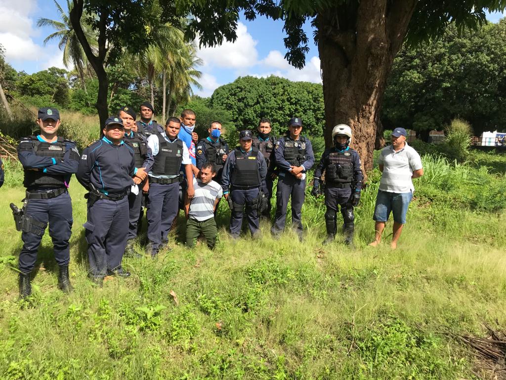 Policiais do Ceará posam com piauiense que confessou ter matado a mulher e sua duas filhas: estado registrou aumento no número de feminicídios (Foto: PM/CE)