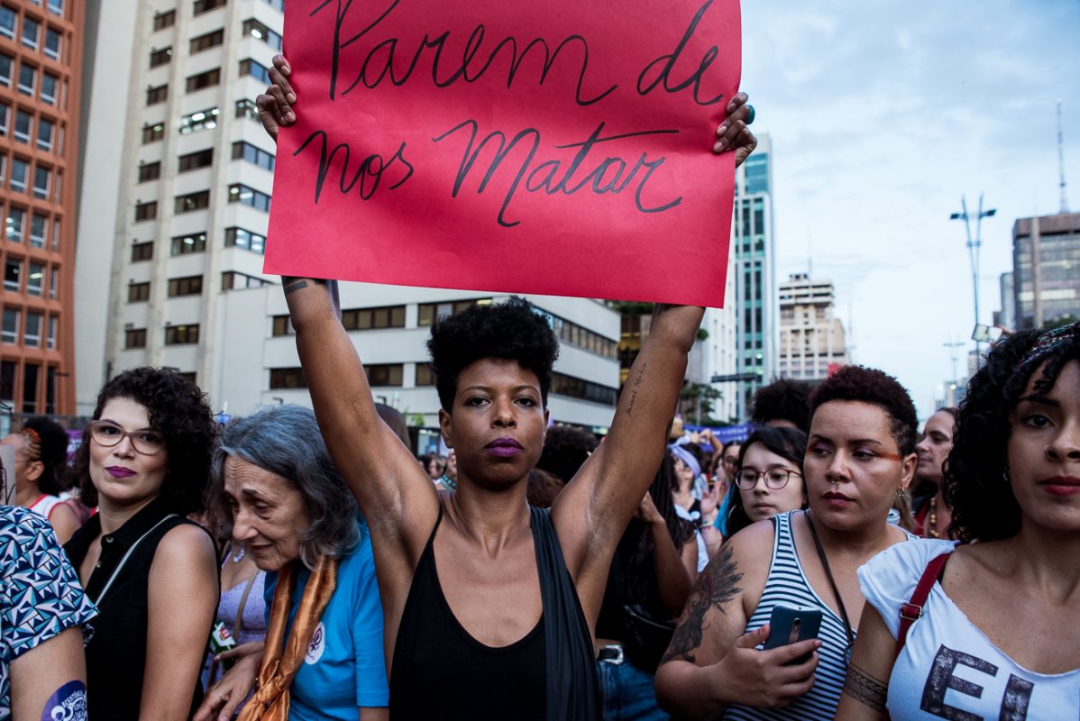 Manifestante segura cartaz contra a violência no ato de 2019 pelo Dia Internacional da Mulher, em São Paulo: estado registra aumento de casos na pandemia (Foto: Daniel Arroyo/Ponte Jornalismo)