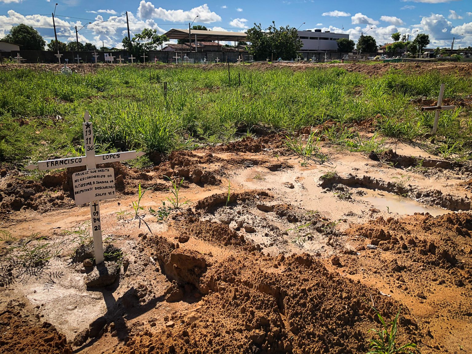 Sepulturas de dois bebês Yanomami sem identificação: oito casos e três óbitos de crianças indígenas por covid-19 (Foto: Emily Costa/Amazônia Real)