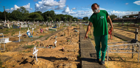 Funcionário indica túmulo de bebê indígena em cemitério de Boa Vista: querem os corpos de volta para fazer o ritual funerário (Foto: Emily Costa/Amazônia Real)