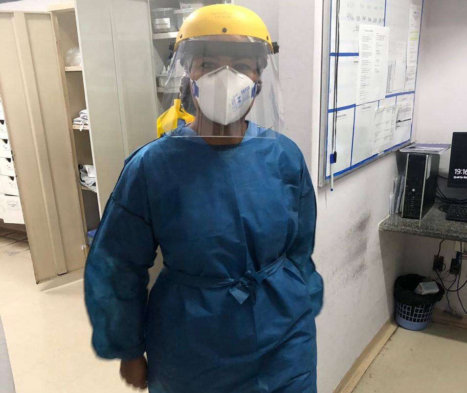 A enfermeira Paloma Salazar, do do Centro de Terapia Intensiva no Hospital Universitário da UFJF: trabalho extra também com a filha pequena sem aulas (Foto: Arquivo Pessoal)