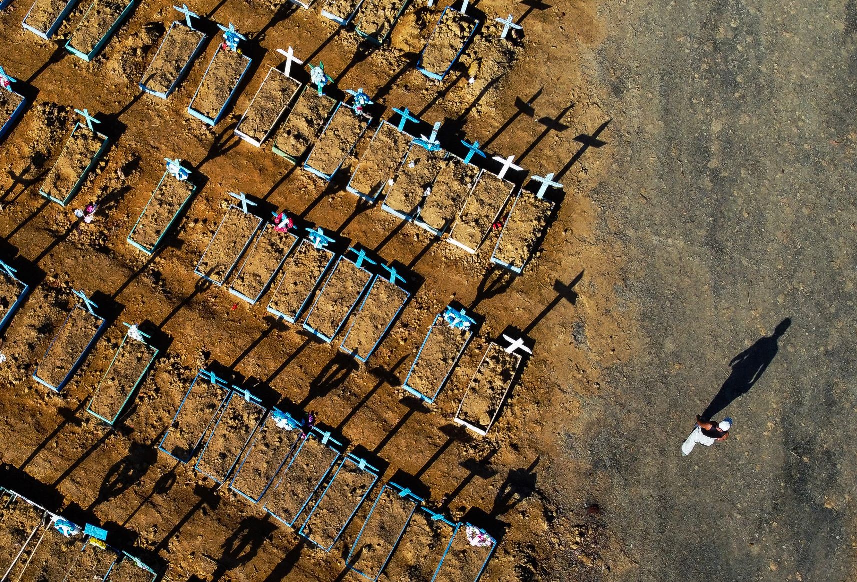 Cemitério lotado de vítimas da covid-19 em Manaus: Brasil passa dos 70 mil mortes e mantém média diária acima de mil óbitos desde o início de junho (Foto: Michael Dantas/AFP)