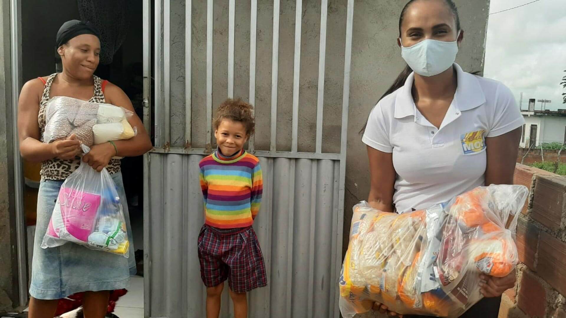 Na Bahia, o MOC, entidade parceira da ActionAid, já atendeu mais de mil famílias com distribuição de cestas com alimentos agroecológicos, kits de higiene e máscaras de proteção (Foto: MOC)