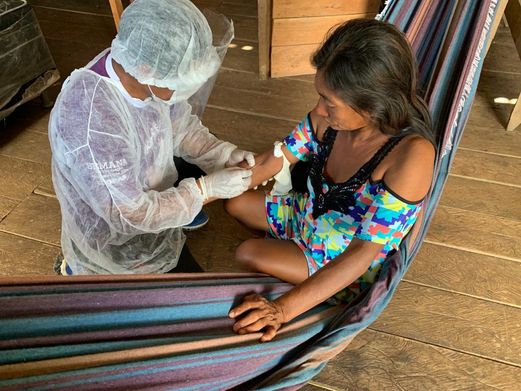 Técnica de enfermagem do Distrito Sanitário Especial Indígena testa mulher em aldeia no Alto Rio Solimões: avanço da pandemia entre indígenas no Brasil (Foto: Dsei ARS)