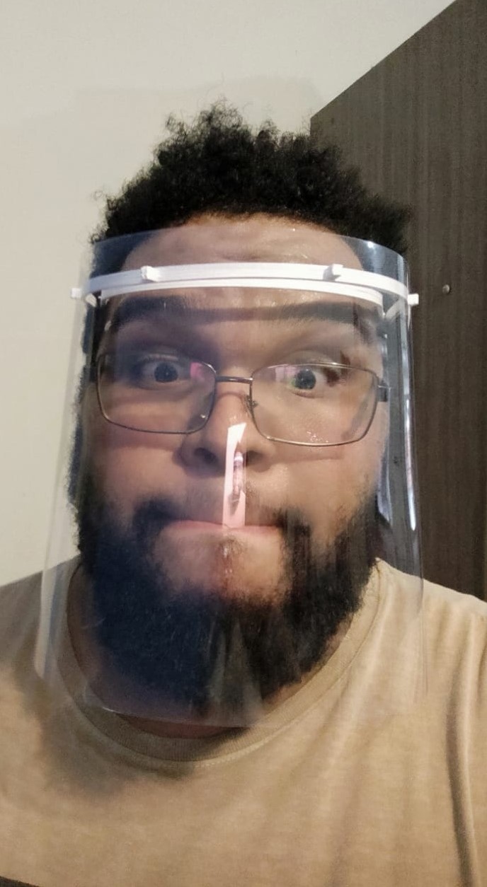 Lucas Lima com uma face shield fabricada no Alemão: planos para promover cursos no complexo (Foto: Divulgação)