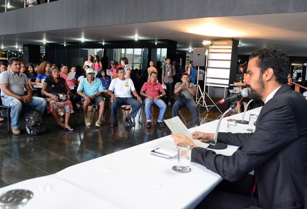 Indígenas suruí aikewara em reunião da Comissão da Anistia em 2013: indenização pelos trabalhos forçados e destruição promovida por militares no Araguaia (Foto: Isaac Amorim/Ministério da Justiça)