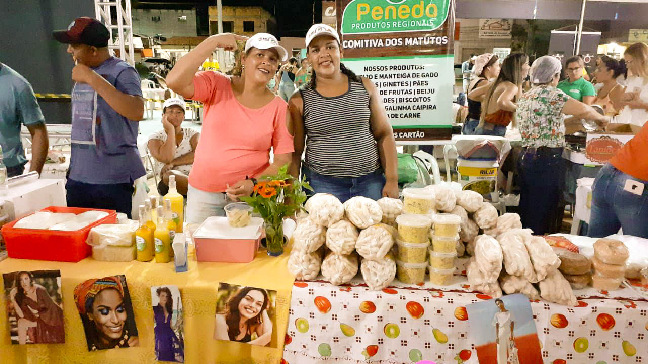 Amiraise (à direita) na Luar do Cerrado, antes da suspensão da feira: queda brusca nas vendas de queijo e manteiga artesanais (Foto: Arquivo Pessoal)