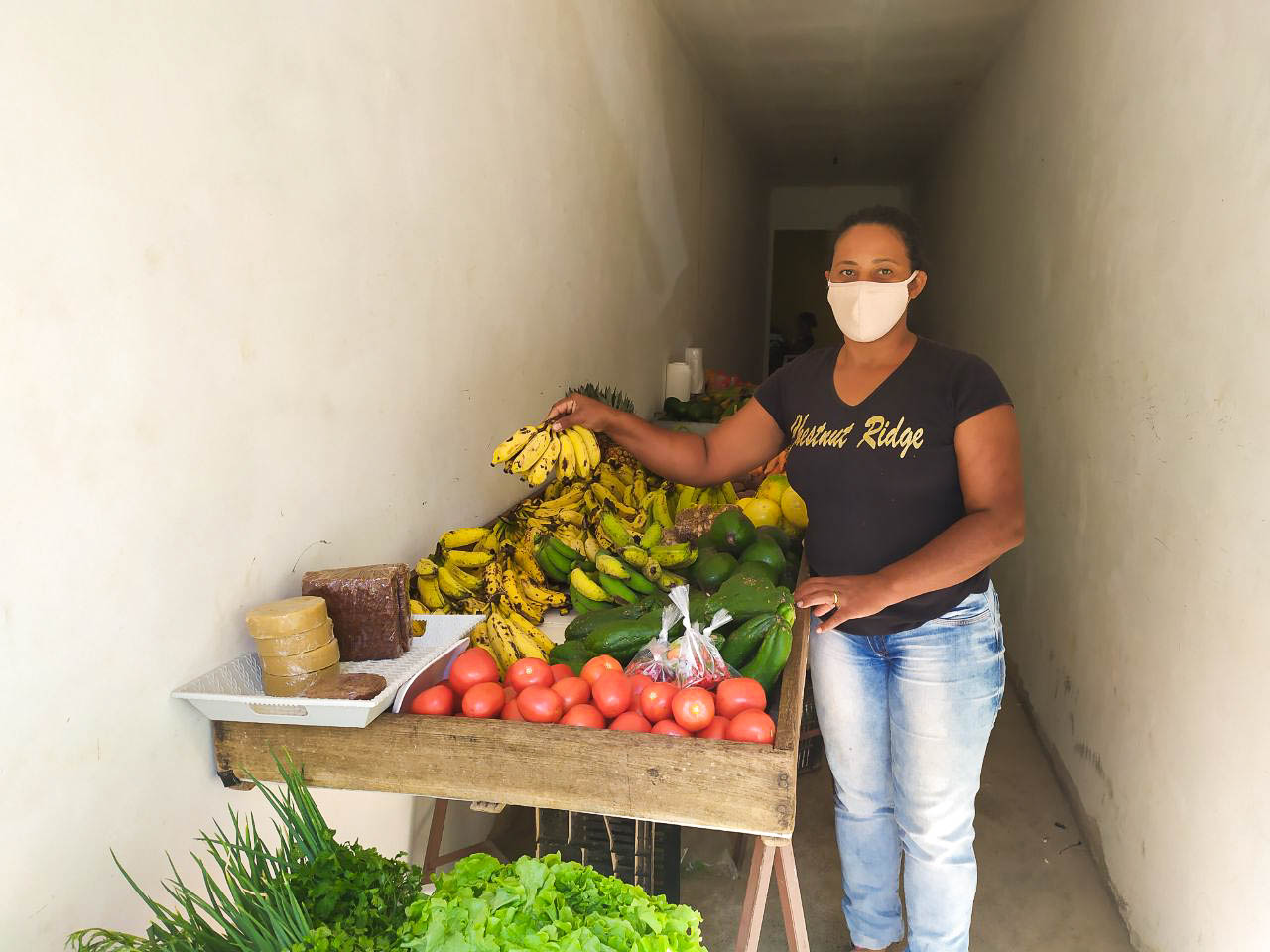 Marilene no espaço alugado na sede do município de Santana: forma de ficar mais perto dos clientes até a volta da feira (Foto: Luísa Carvalho)