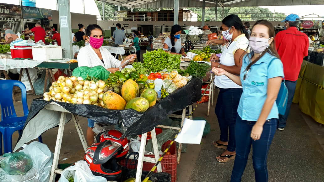 Feira de São Desidério com mais espaço entre as barracas e cuidados sanitários: pandemia afeta agricultura familiar (Foto: Prefeitura de São Desidério)
