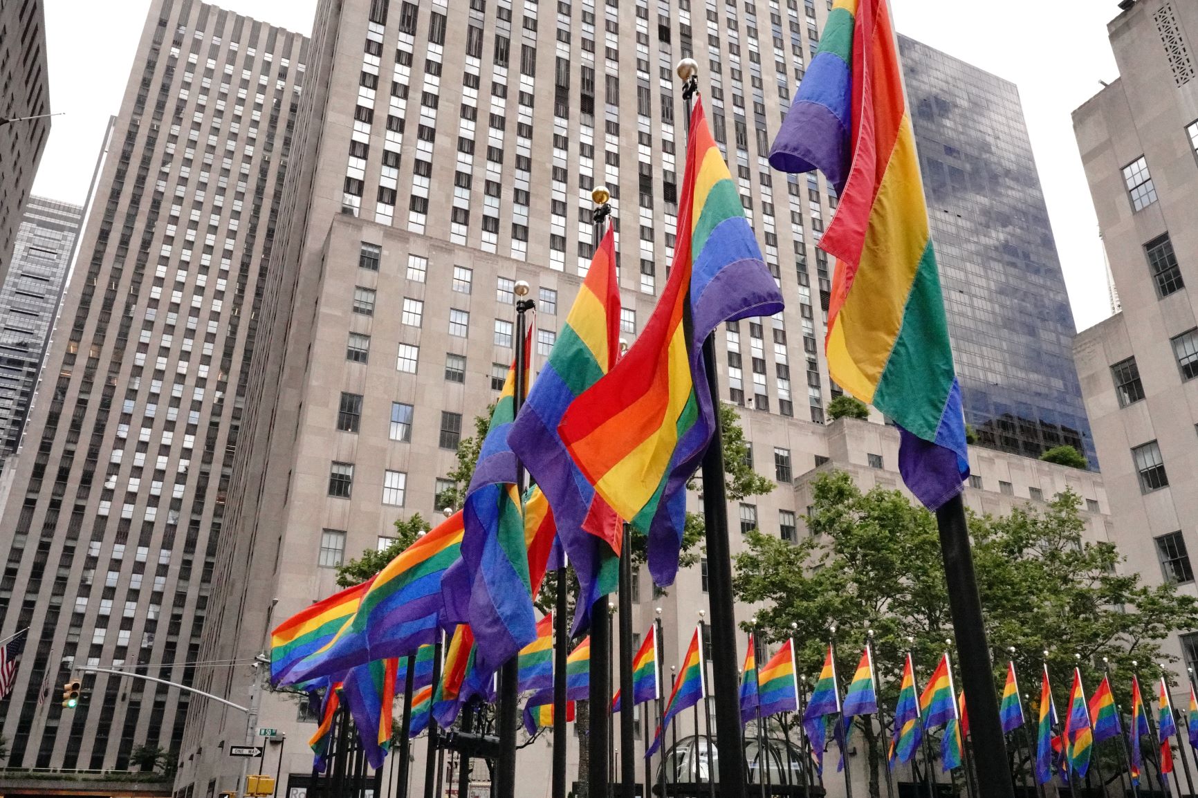 Centro de Nova York com bandeiras do arco-íris no Dia Internacional do Orgulho LGTB: poder de consumo do público LGBT+ no mundo passa de US$ 3,5 trilhões (foto: John Nacion/NurPhoto/AFP)