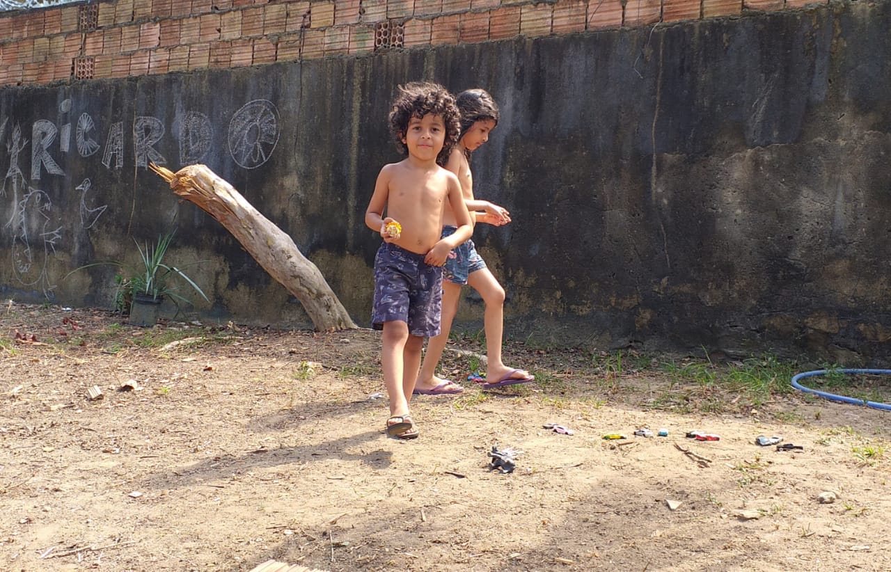 Ricardo, com a irmã, Paula, no quintal de casa em Manaus: boa adaptação a escola municipal de Educação Infantil (Foto: Arquivo Pessoal