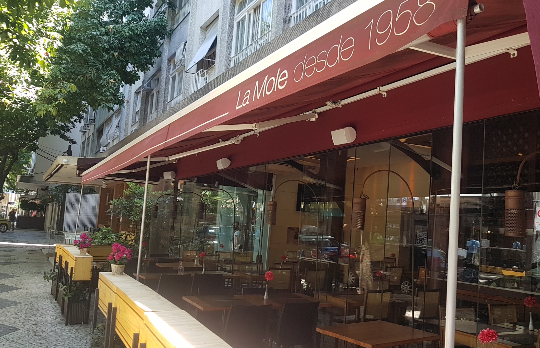 O La Mole, restaurante mais antigo da Dias Ferreira, inaugurado em 1958: testemunha das mudanças constante nos concorrentes da vizinhança (Foto: Oscar Valporto)