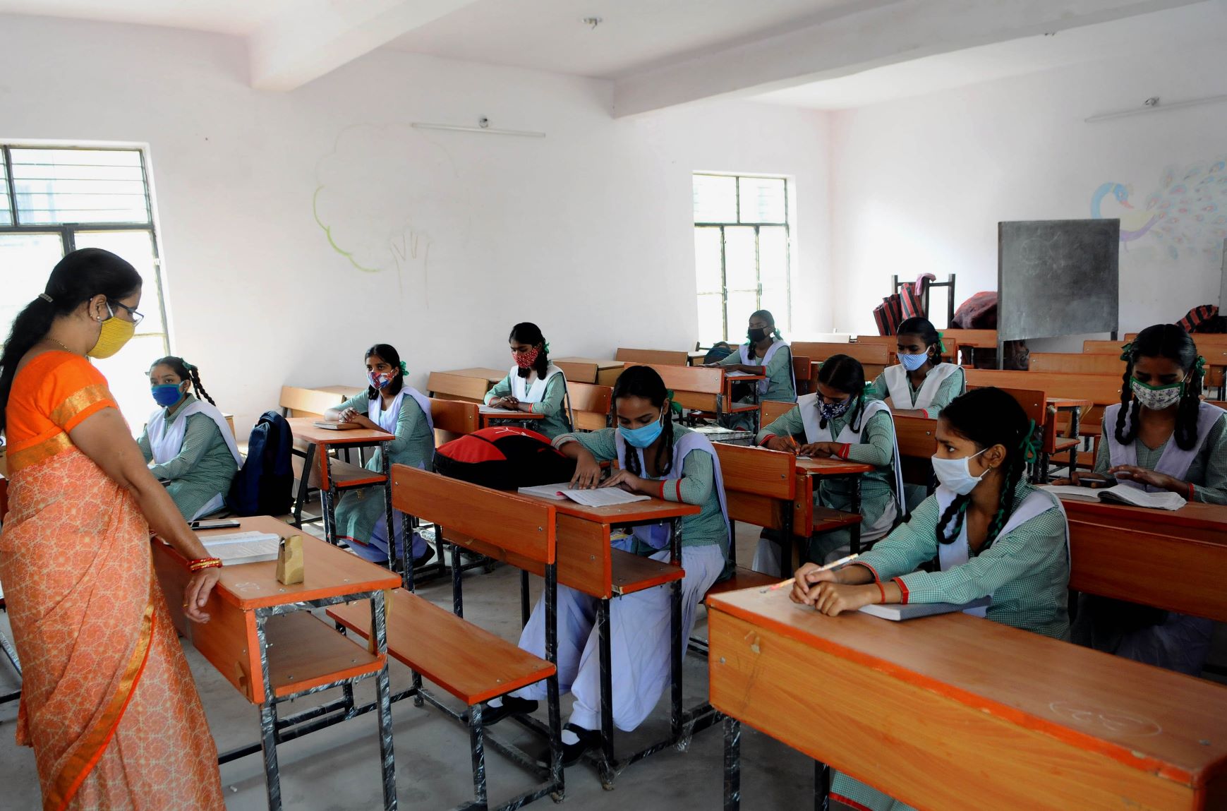Escola para meninas na Índia: pesquisa aponta que, se todas as adolescentes completarem o ensino médio, PIB de países pobres e emergentes podem subir 10% (Foto: Imtiyaz Khan / Anadolu Agency/AFP)