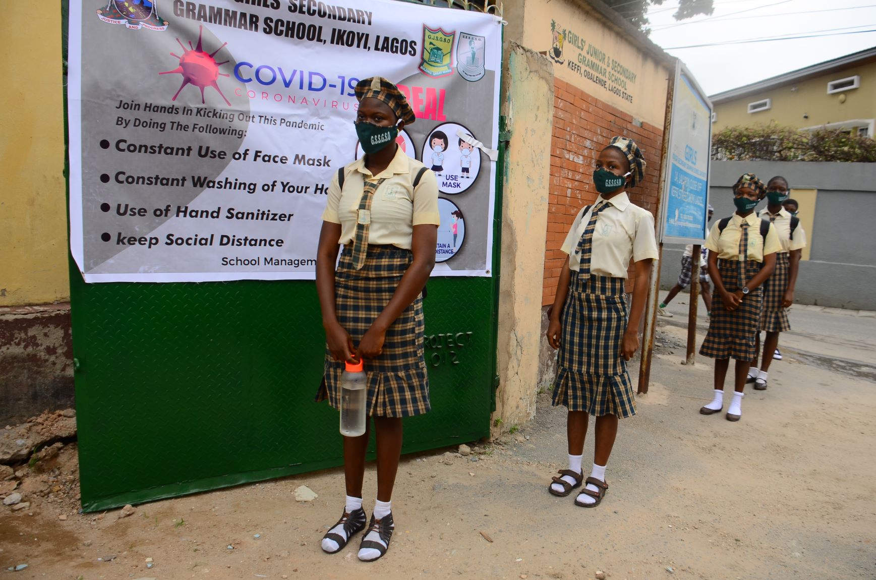 Meninas fazem fila para entrar em escola na Nigéria: evasão escolar é maior entre as estudantes do sexo feminino (Foto: Olukayode Jaiyeola / NurPhoto / AFP