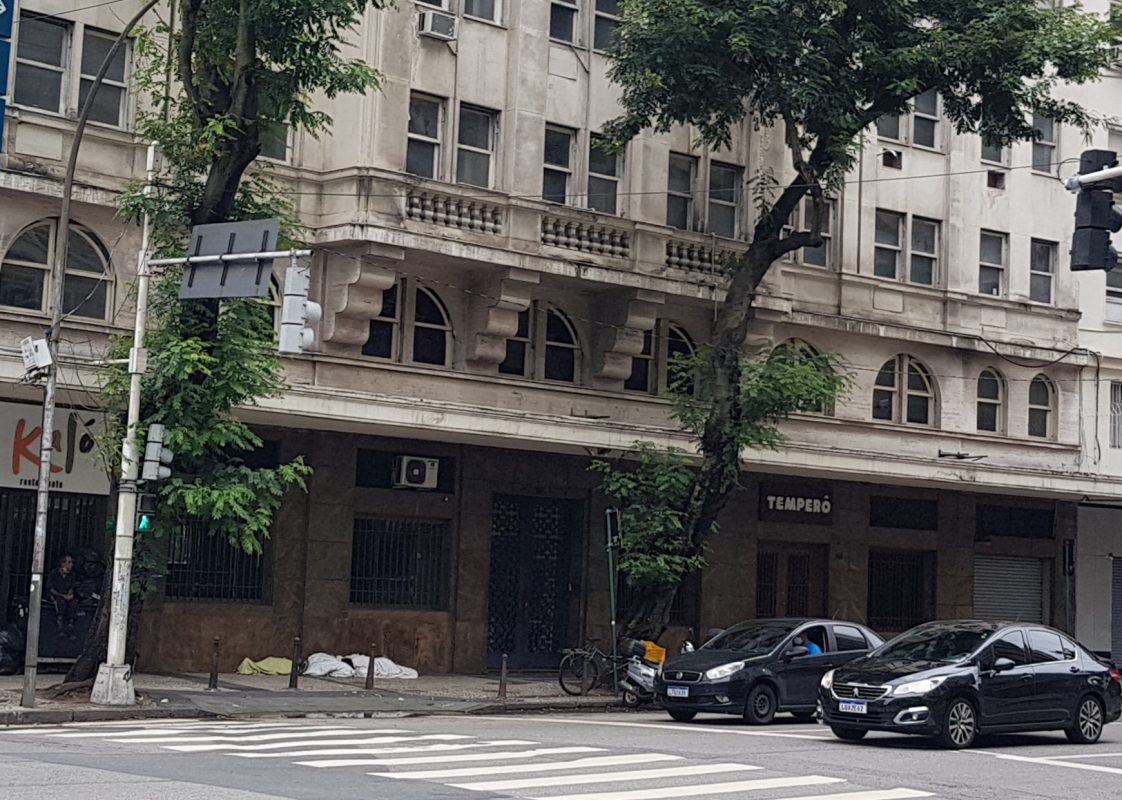 Restaurantes fechados e calçadas ocupadas por moradores de rua nas vizinhanças do Villarino: Castelo em agonia na pandemia (Foto: Oscar Valporto)