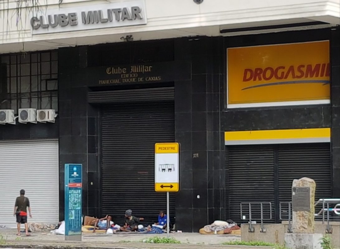 Prédio do Clube Militar e a calçada da Avenida Rio Branco durante a pandemia: Centro é desafio para gestão municipal caso o Rio volte a ter prefeito (Foto: Oscar Valporto)