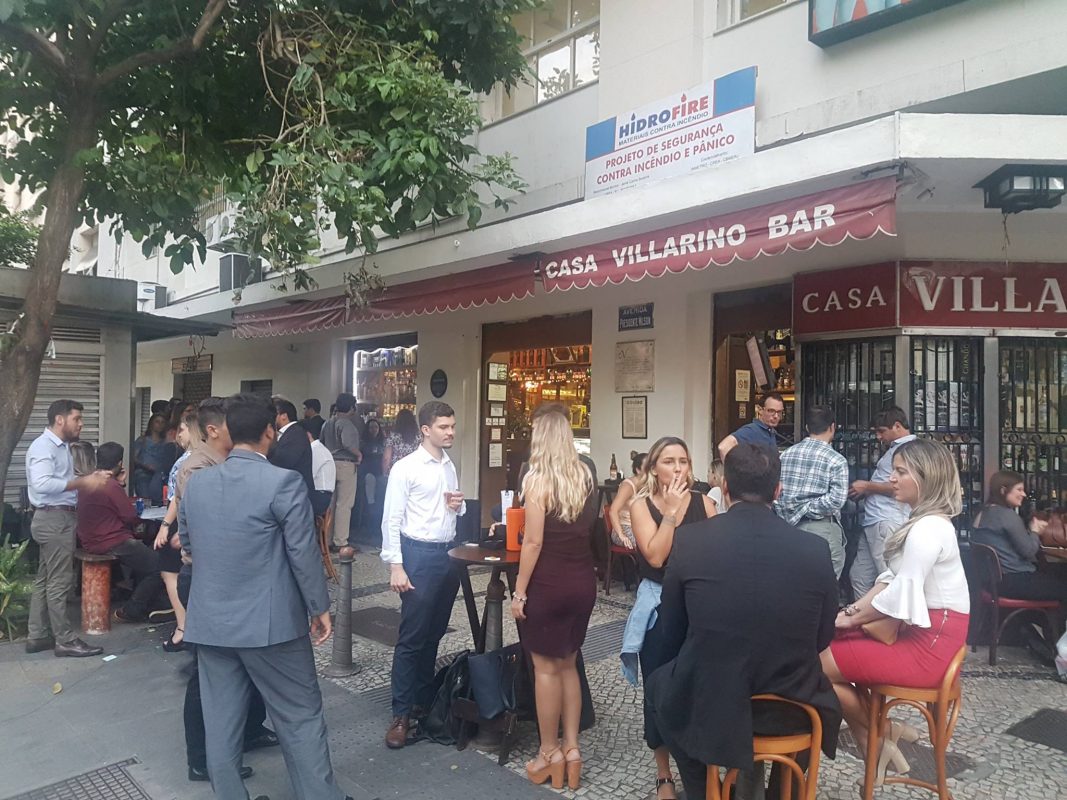 Calçada movimentada da Casa Villarino em 2017: sopro de renovação da clientela durante a crise (Foto: Oscar Valporto)