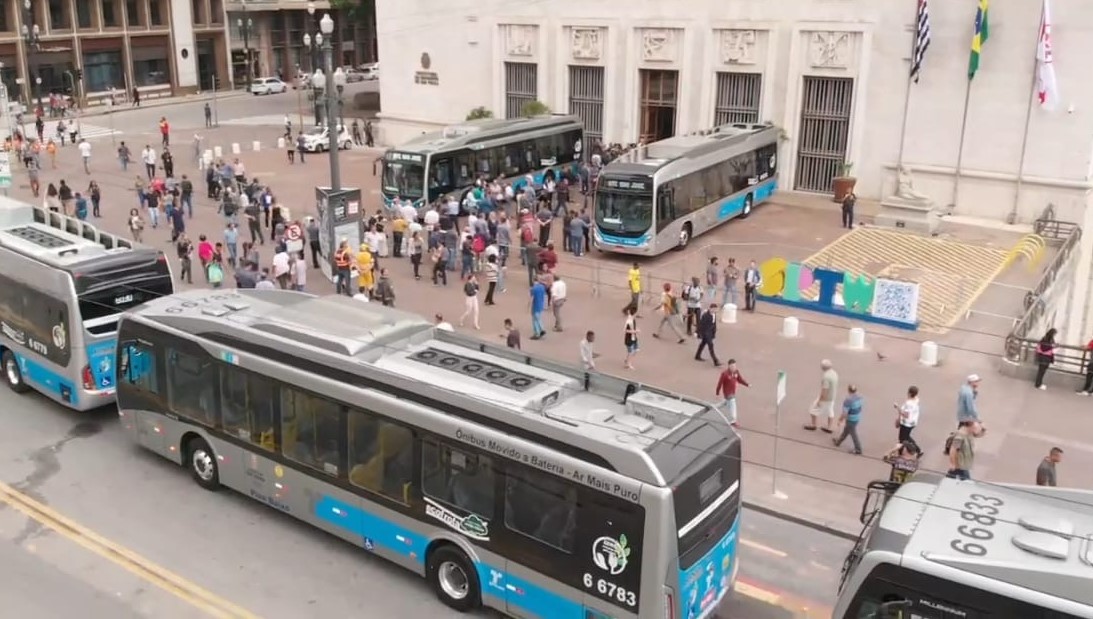 Ônibus elétricos em Curitiba: veículos movidos a diesel são responsáveis por mais de 50% das emissões nas cidades brasileiras (Foto: Divulgação/BYD)