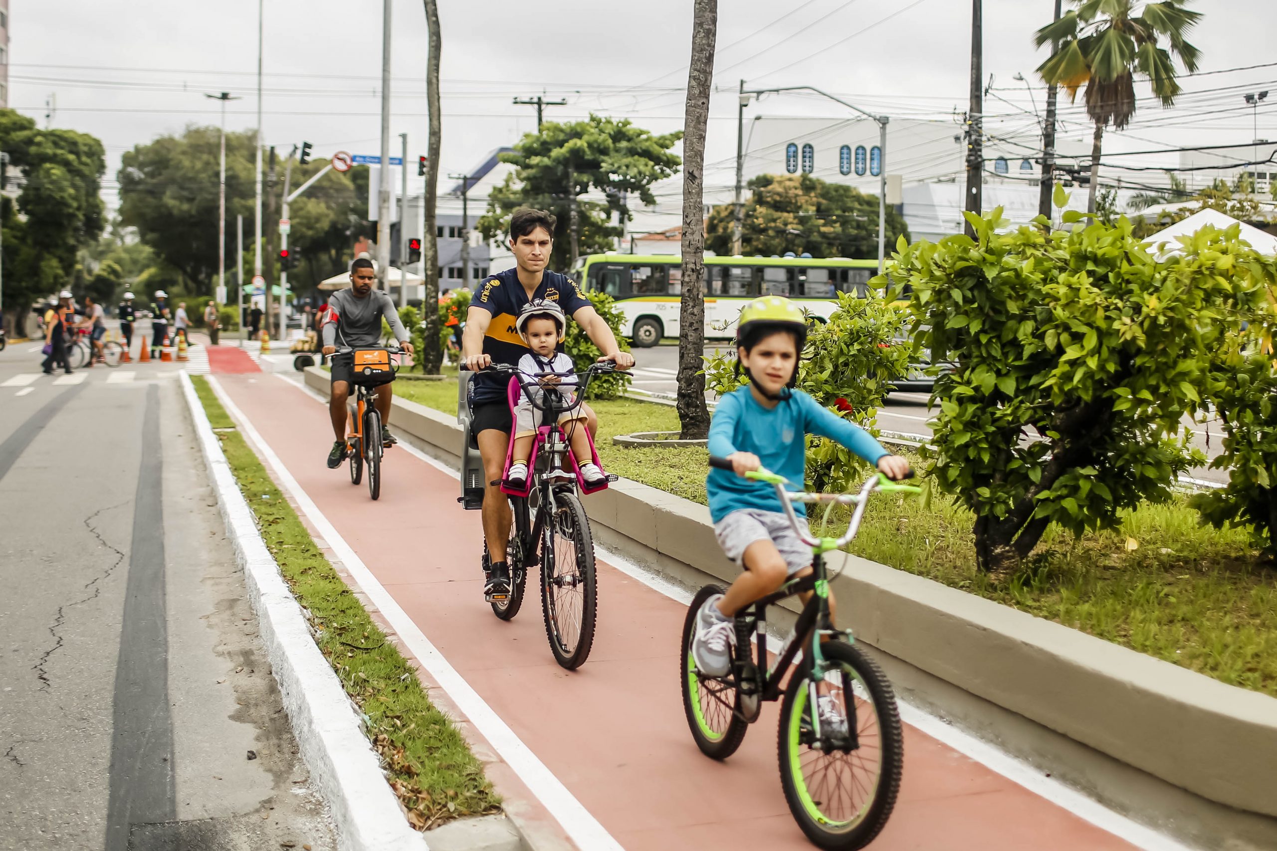 Crianças em ciclovia no Recife: estudo do ITDP mostra que uso da bicicleta reduziria em mais de 90% o tempo de deslocamento para a escola (Foto: Andrea Rego Barros/Prefeitura de Recife)
