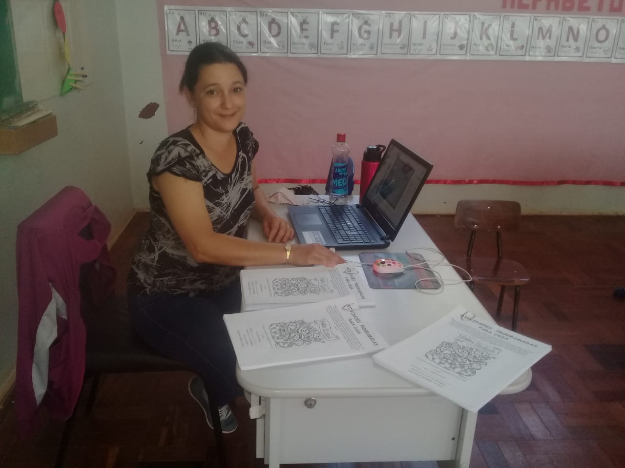 A professora Simone na escola antes da pandemia: divisão das tarefas da turma multisseriada e entrega das apostilas com atividades na casa das famílias dos alunos (Foto: Maristela Oliveira)