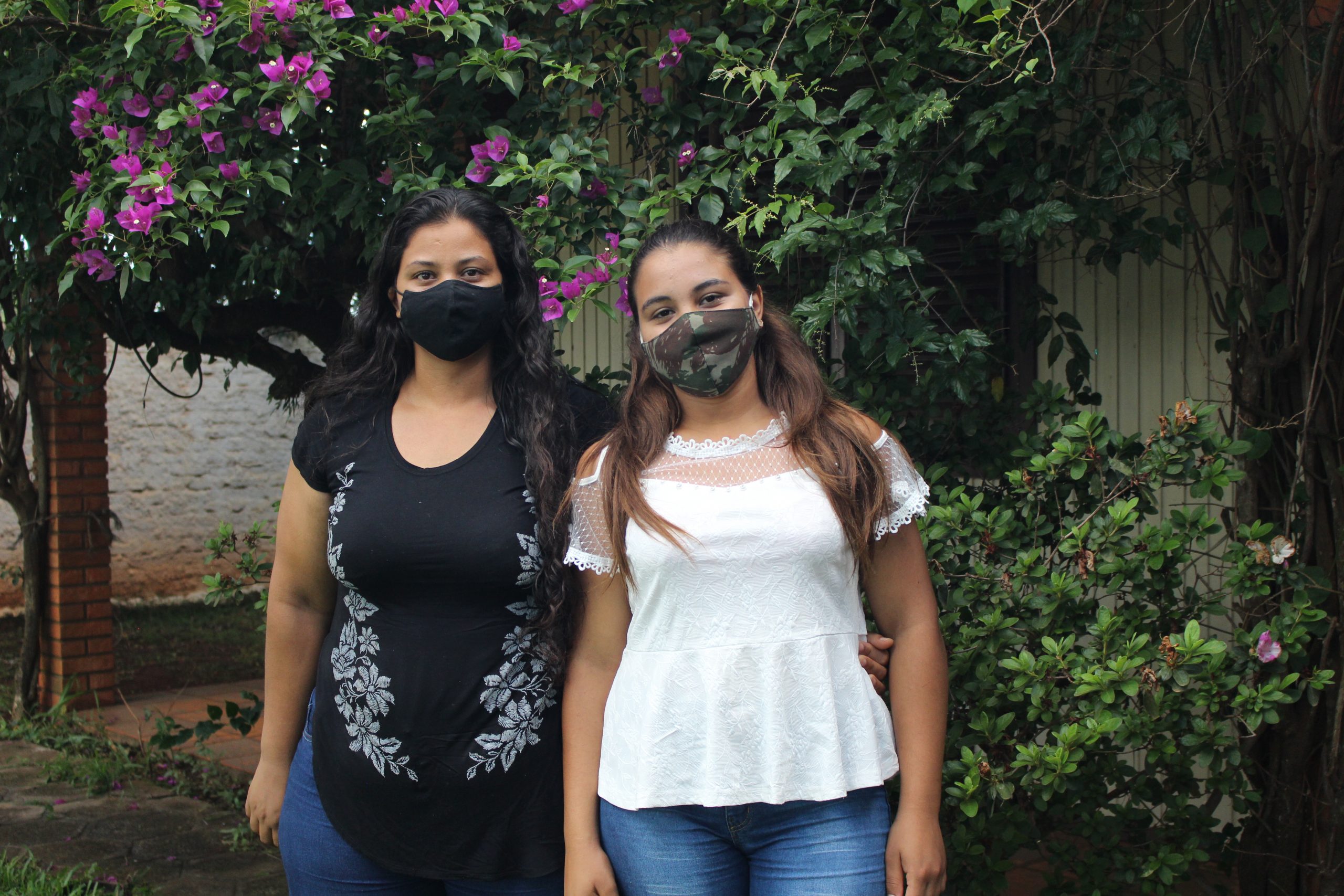 Ao lado da mãe, Adriana, a estudante Sara Helen espera na estrada pelas atividades da escola: ajuda na produção familiar e saudades dos colegas (Foto: Larissa Burchard)