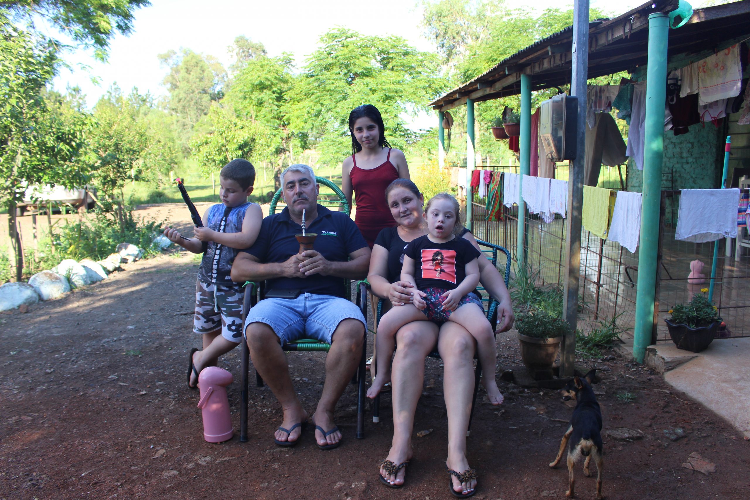 Nadine (atrás), de 11 anos, com os pais e os irmãos na zona rural de São Borja: dificuldades com a matemática (Foto: Larissa Burchard)