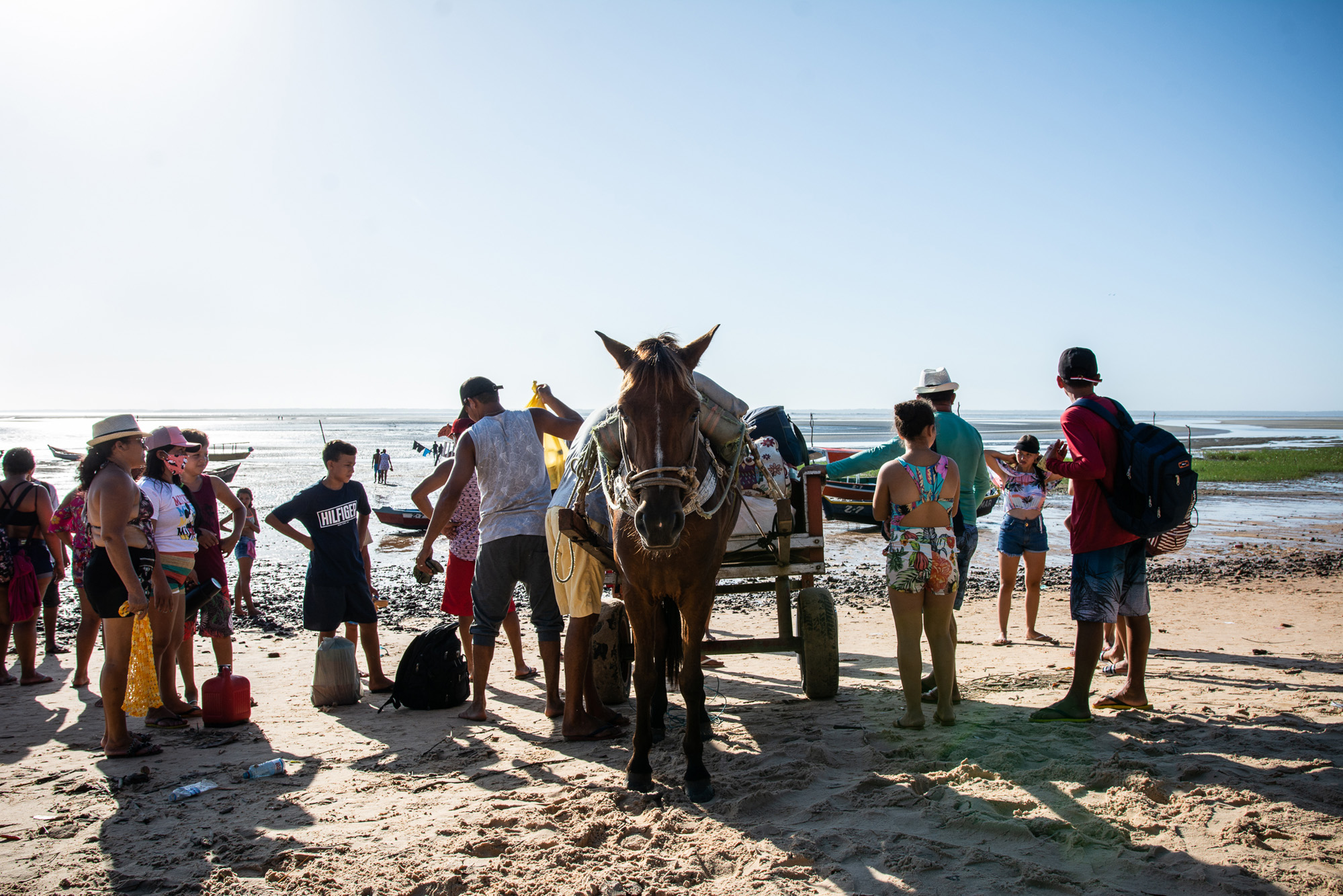 Aglomeração durante o embarque e o desembarque de banhistas nas praias de Fortalezinha: turistas e nativos sem máscaras (Foto: Cícero Pedrosa Neto/Amazônia Real)