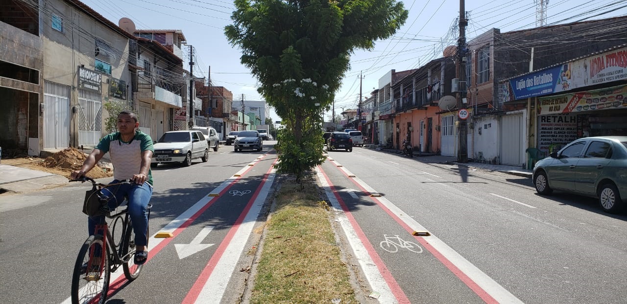Foto Prefeitura de Fortaleza Homem pedala na Avenida Washington Luiz, bairro Vila Velha, região oeste de Fortaleza (CE). Até o ano passado, o bairro não contava com infraestrutura cicloviária. Foto Prefeitura de Fortaleza