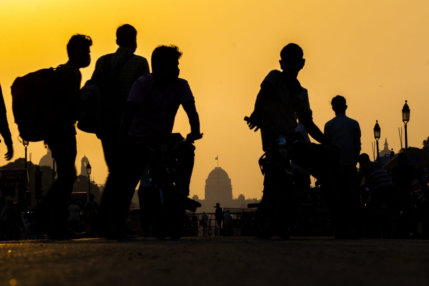 Em Nova Delhi, vendedores usando máscaras esperam que os clientes aluguem suas bicicletas de para passear ao longo da rua Rajpath. A Índia caminha para ser o país com o maior número de casos no mundo. Foto Jewel Samad/AFP